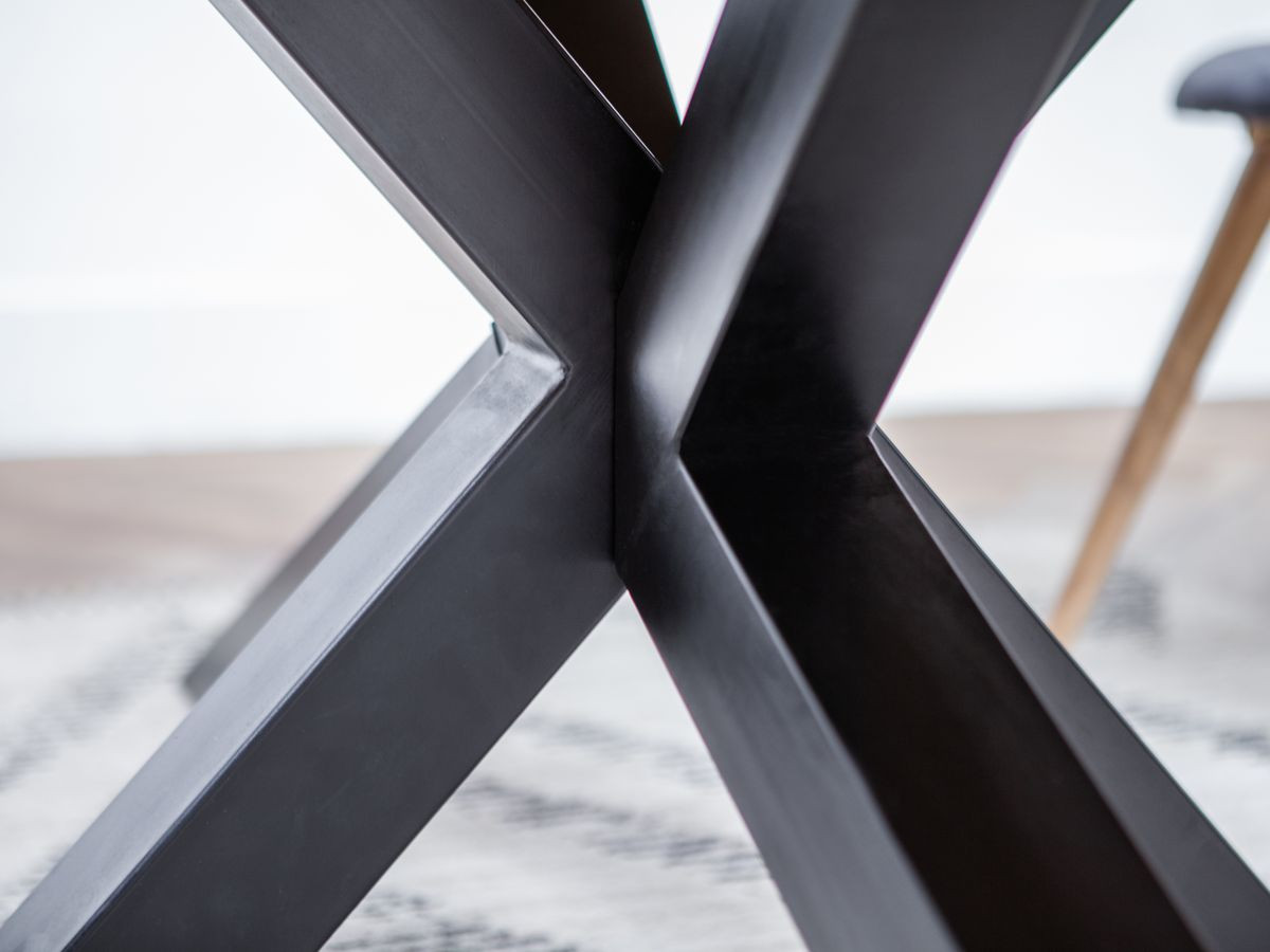 TWIST eettafel Massief acaciahout en zwarte metalen poten