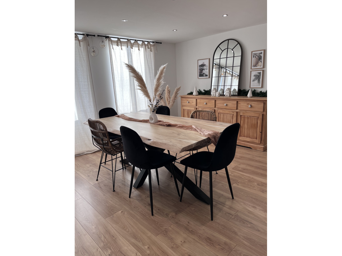 TWIST eettafel Massief acaciahout en zwarte metalen poten