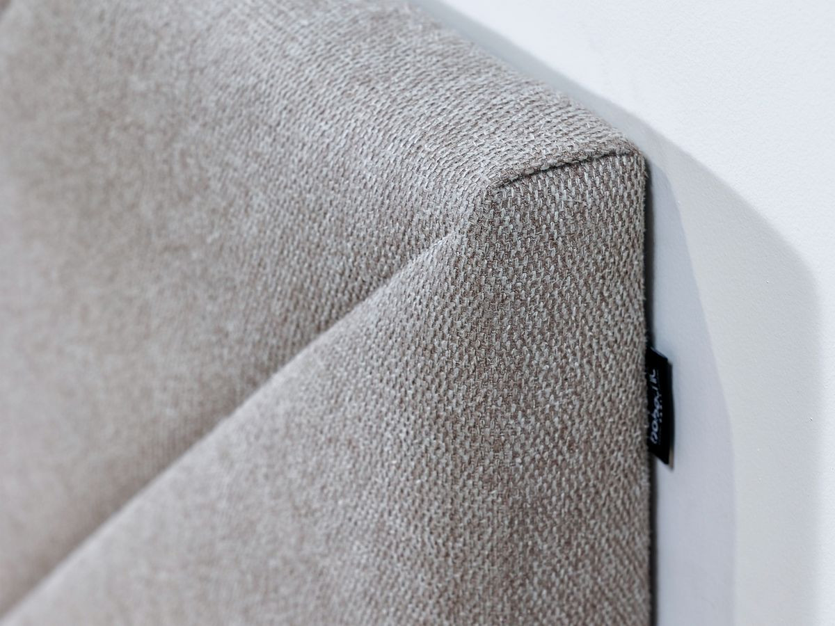 ROMANE bed met massieve lattenbodem in structuurstof
