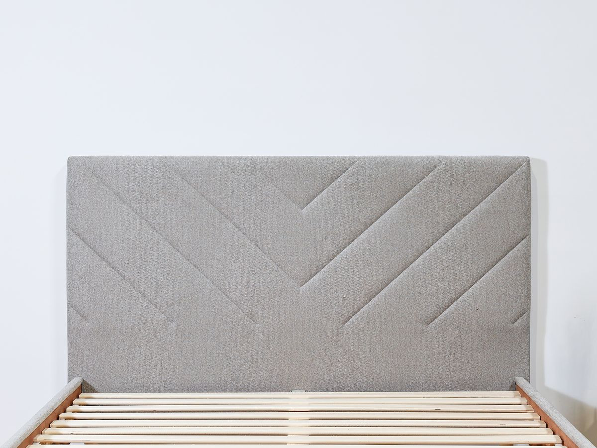ROMANE bed met massieve lattenbodem in structuurstof