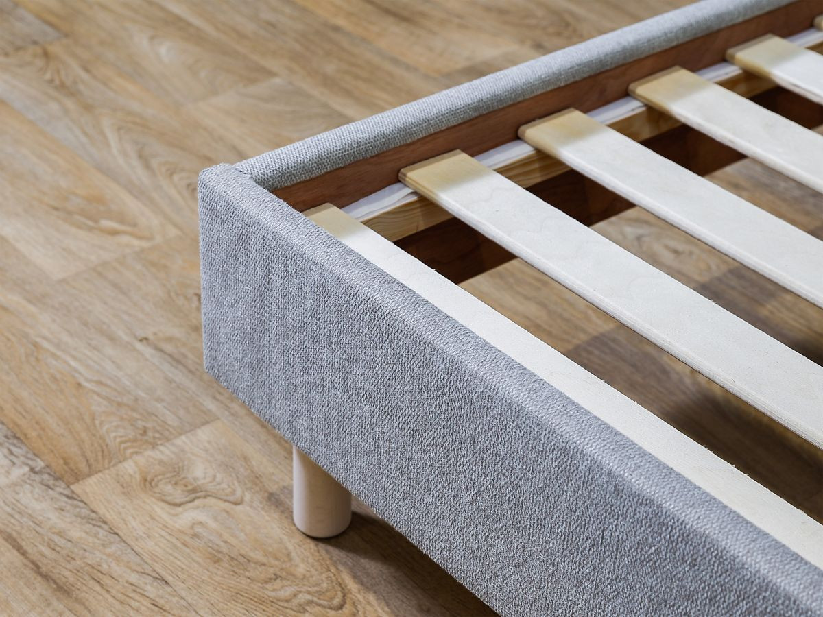 ROMANE bed met massieve lattenbodem in structuurstof