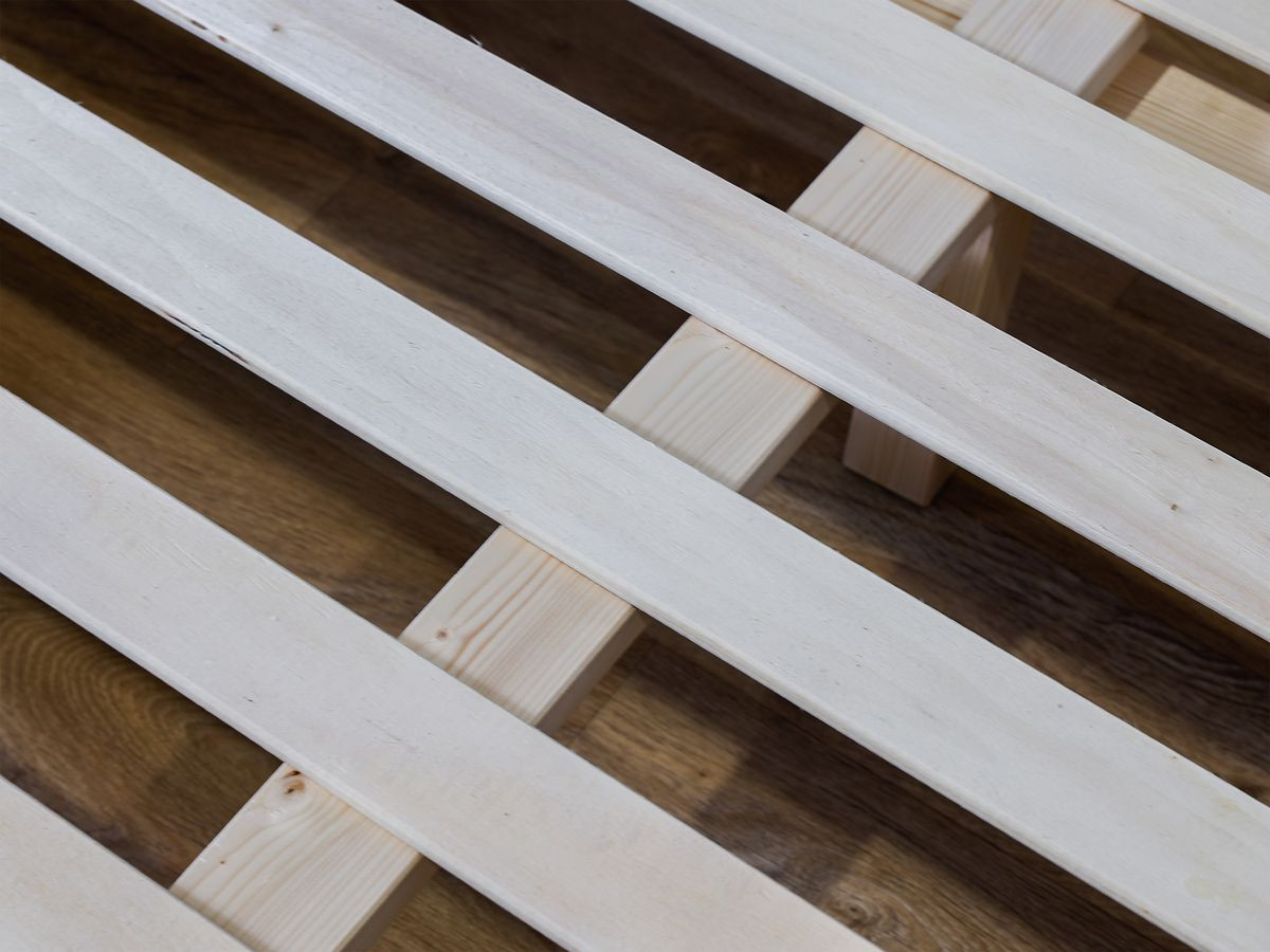 ROMANE bed met massieve lattenbodem in structuurstof