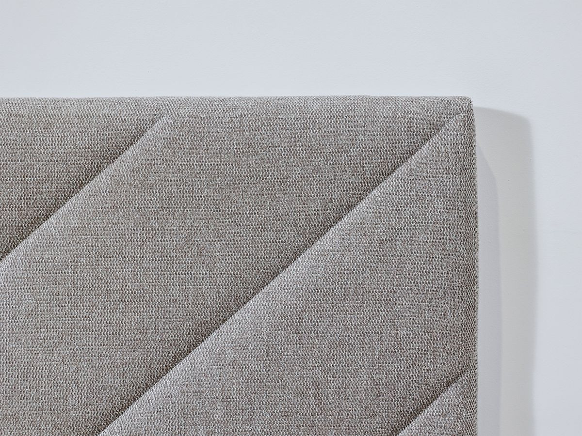 ROMANE bed met massieve lattenbodem in structuurstof