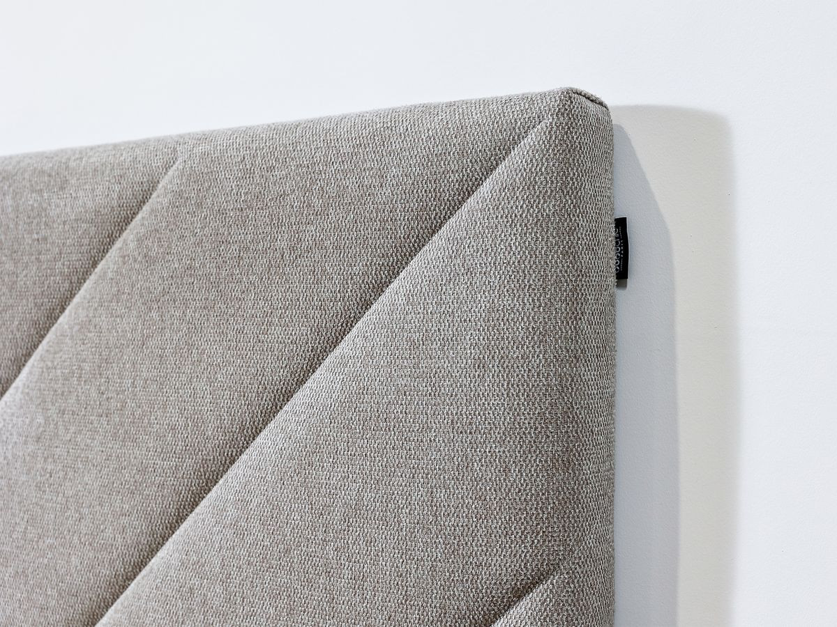 ROMANE bed met massieve lattenbodem in structuurstof
