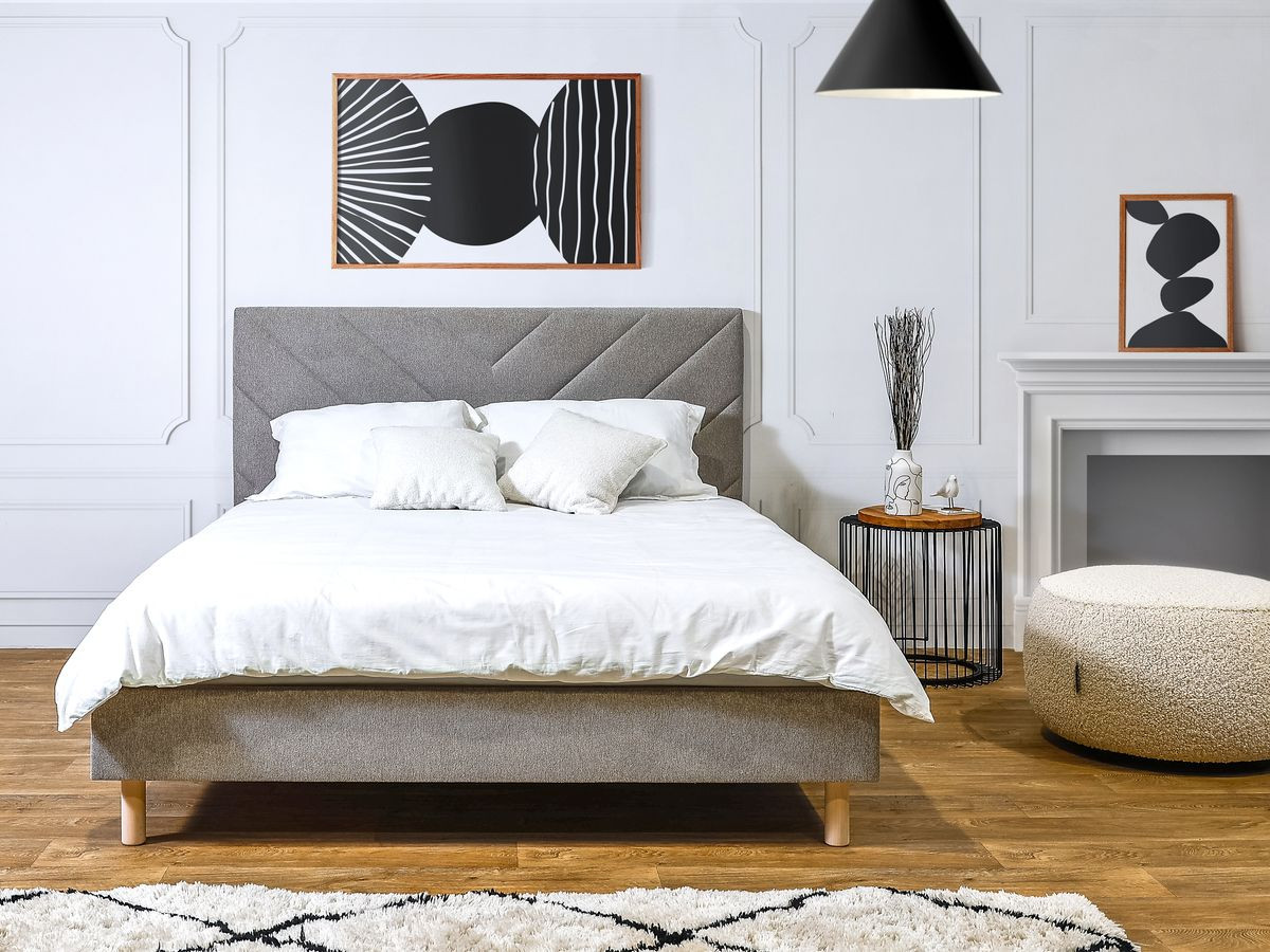 ROMANE bed met massieve lattenbodem in structuurstof