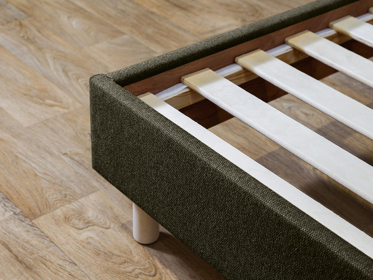 ROMANE bed met massieve lattenbodem in structuurstof