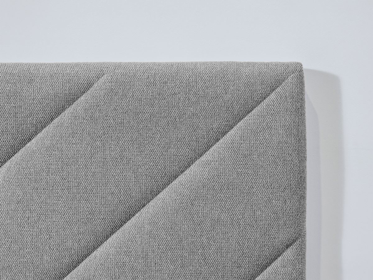 ROMANE bed met massieve lattenbodem in structuurstof