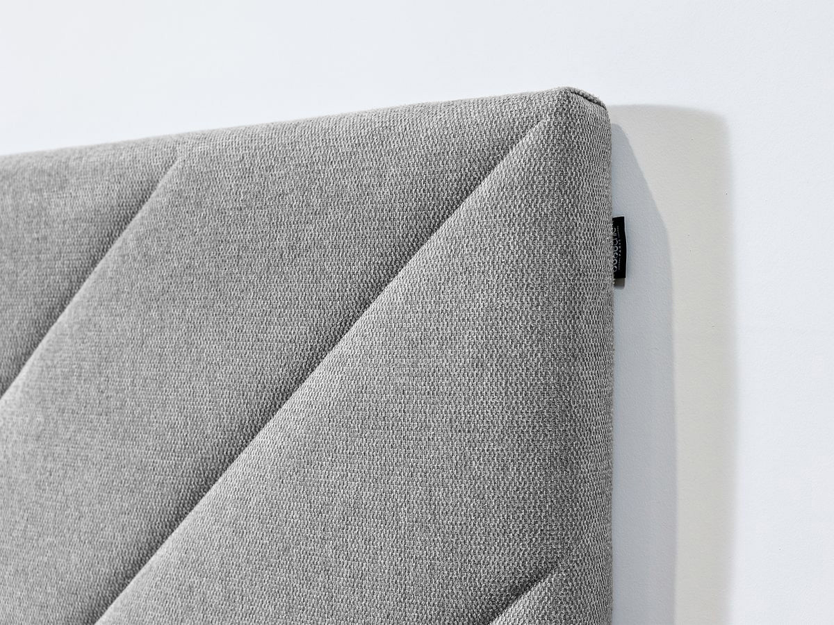 ROMANE bed met massieve lattenbodem in structuurstof