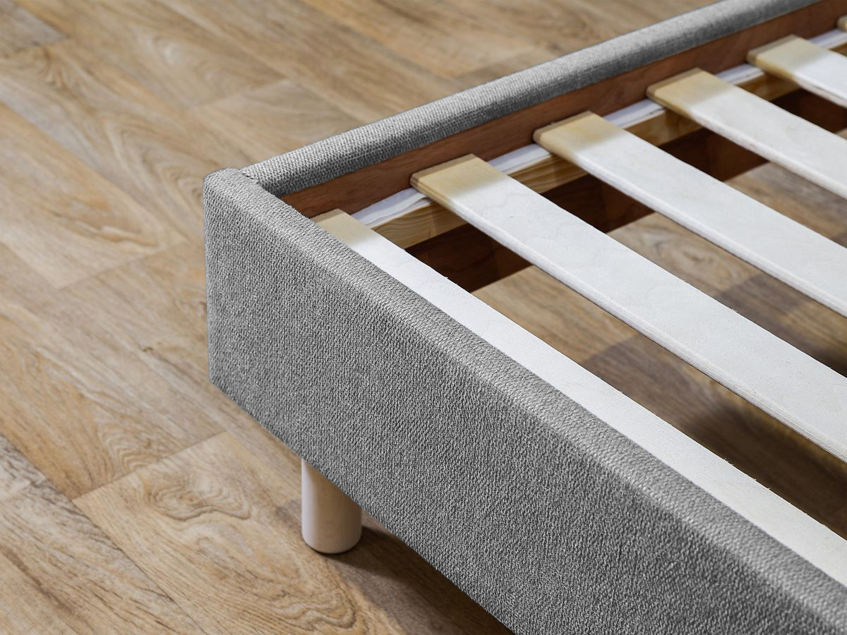 ROMANE bed met massieve lattenbodem in structuurstof