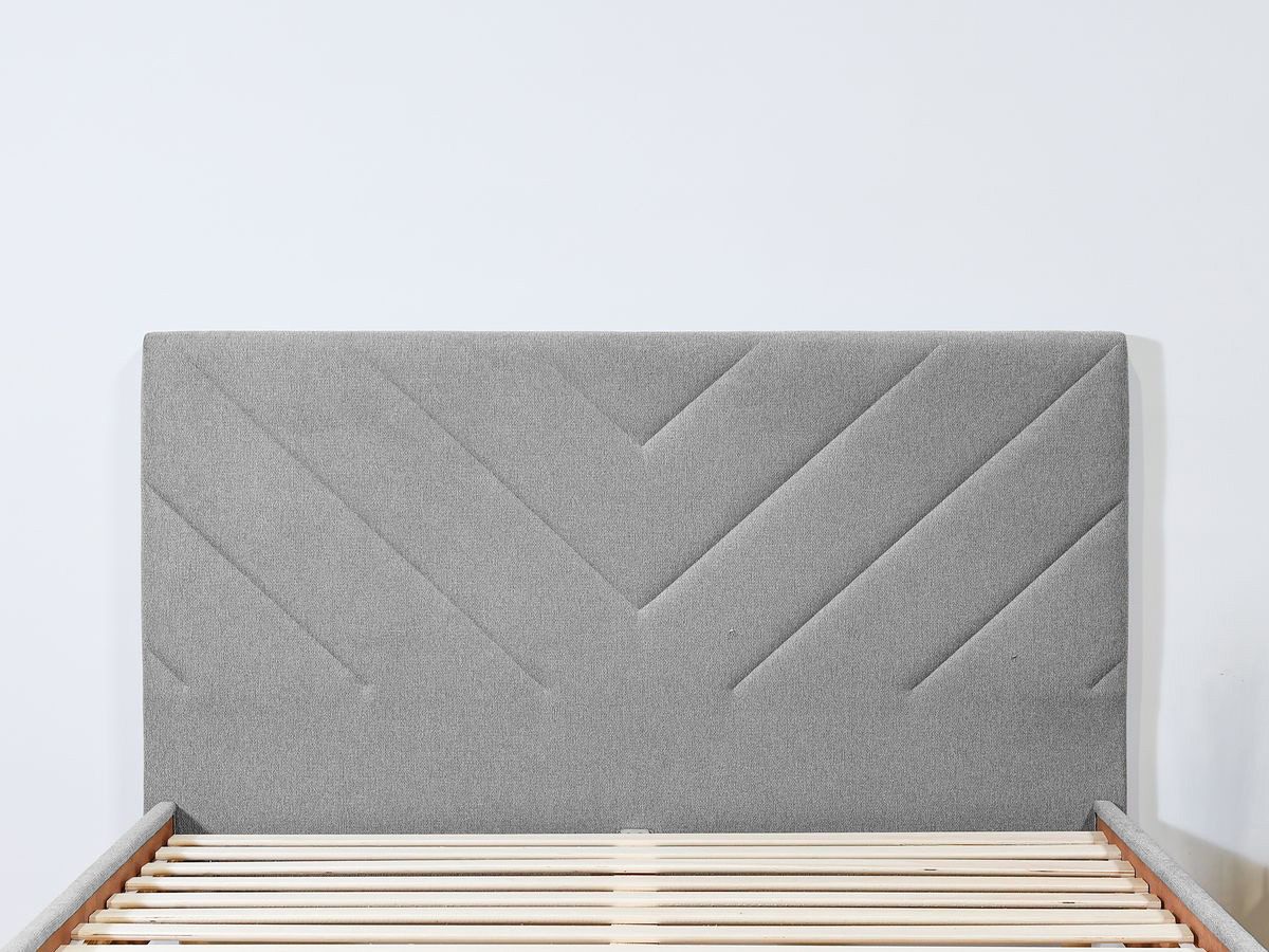 ROMANE bed met massieve lattenbodem in structuurstof