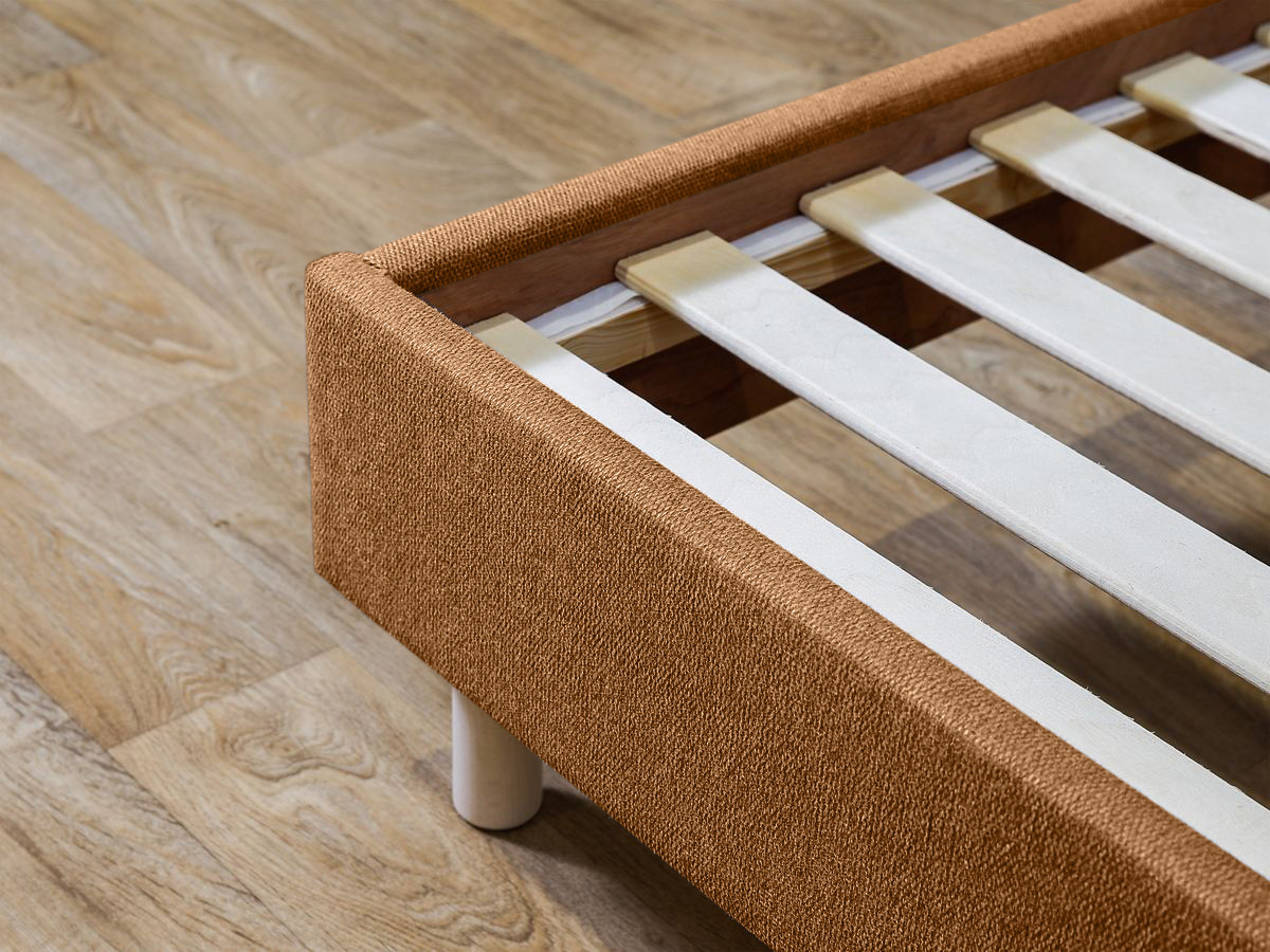 ROMANE bed met massieve lattenbodem in structuurstof