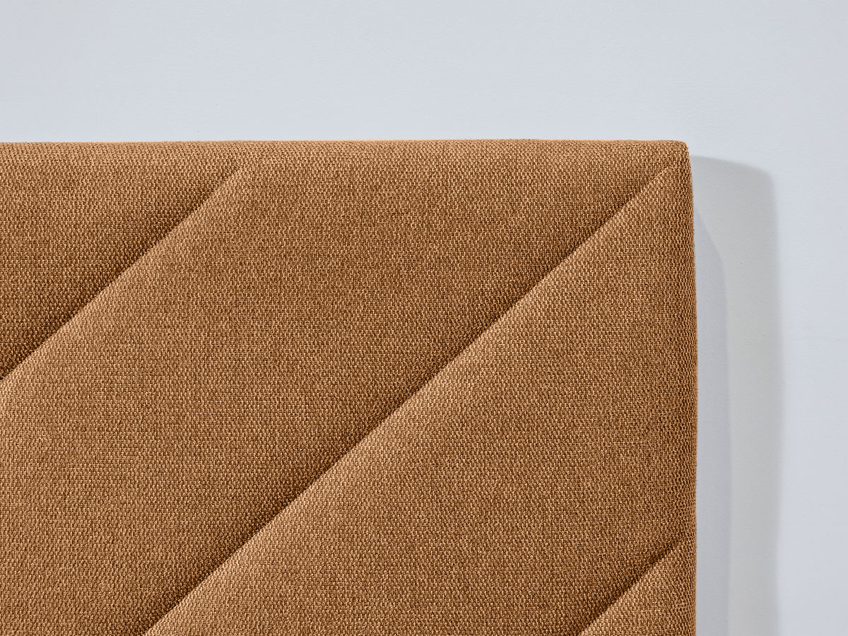 ROMANE bed met massieve lattenbodem in structuurstof