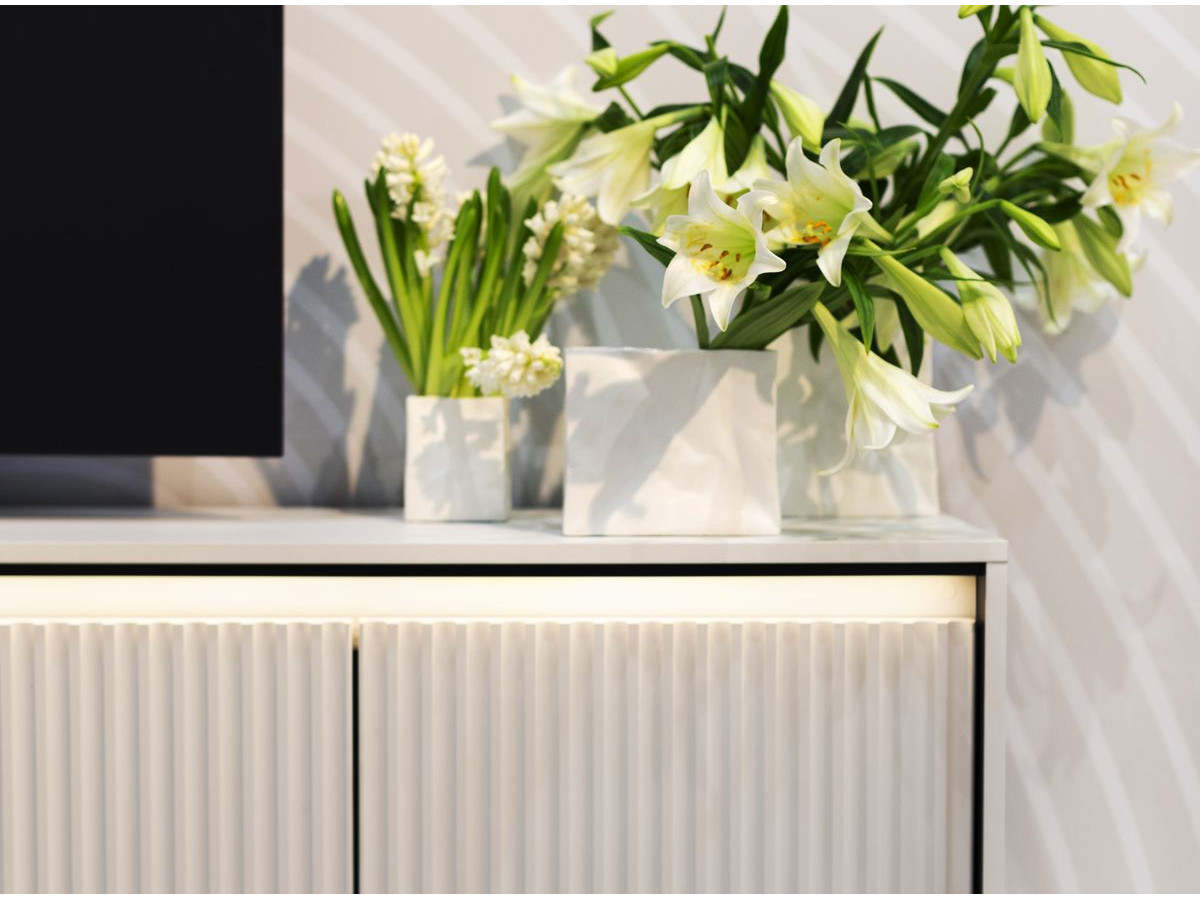 Meuble TV 4 portes 167 cm LENARA avec tasseaux et LED blanc — vue 6