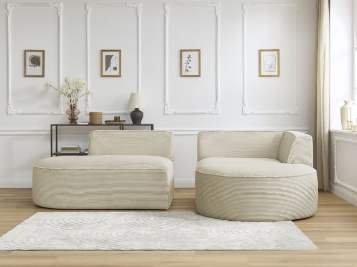 Canapé Rousseau beige décomposé en deux modules séparés dans salon blanc.