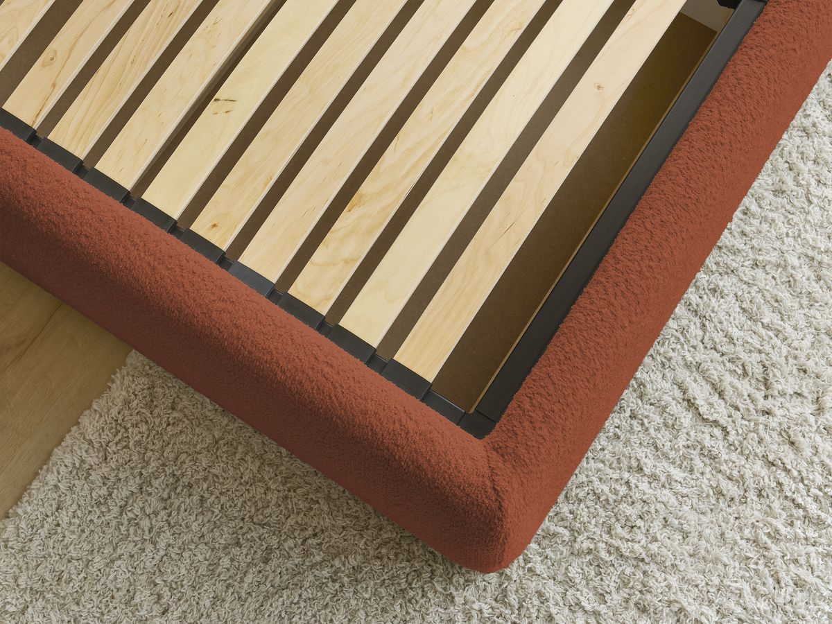 Lit coffre GARANCE avec tête de lit effet oreiller tissu bouclette