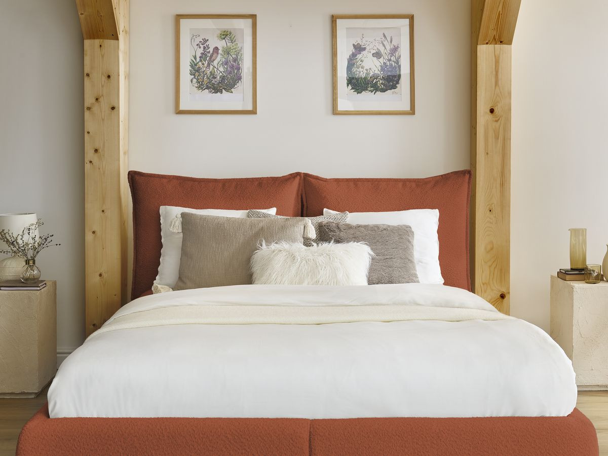 Lit coffre GARANCE avec tête de lit effet oreiller tissu bouclette