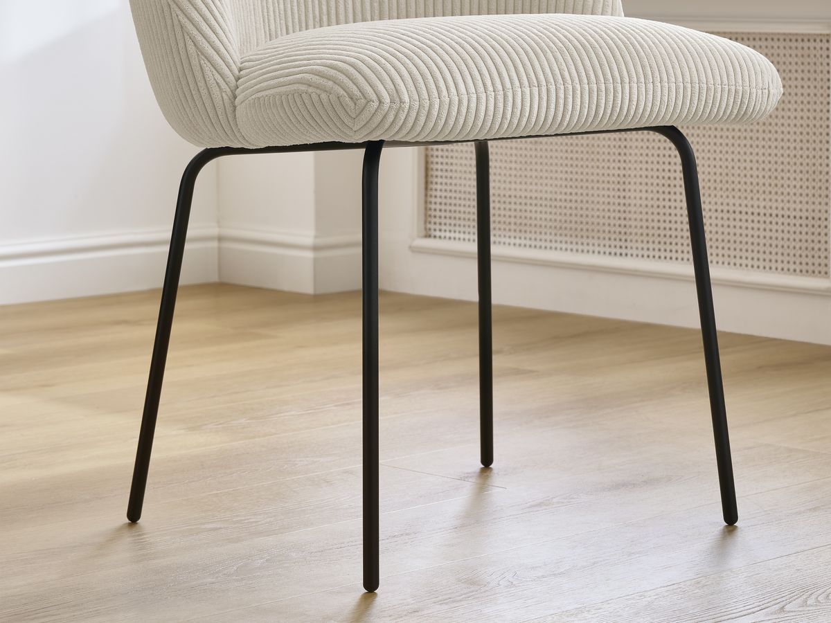 Set LALIE-stoelen in corduroystof en zwarte metalen poten