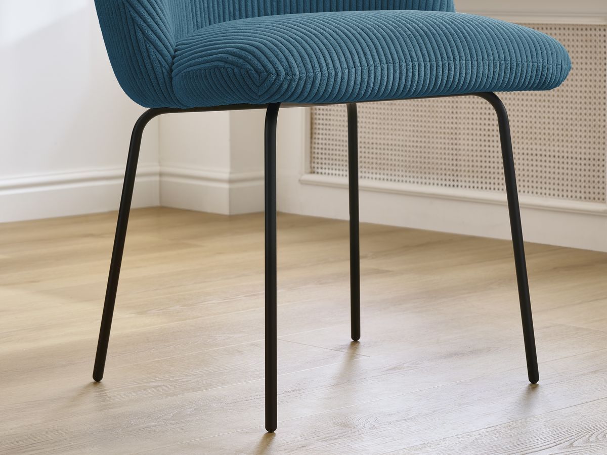 Set LALIE-stoelen in corduroystof en zwarte metalen poten