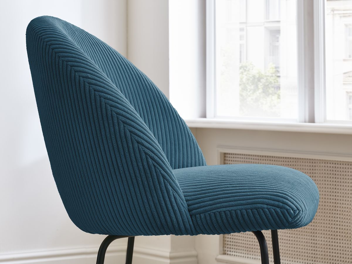 Set LALIE-stoelen in corduroystof en zwarte metalen poten