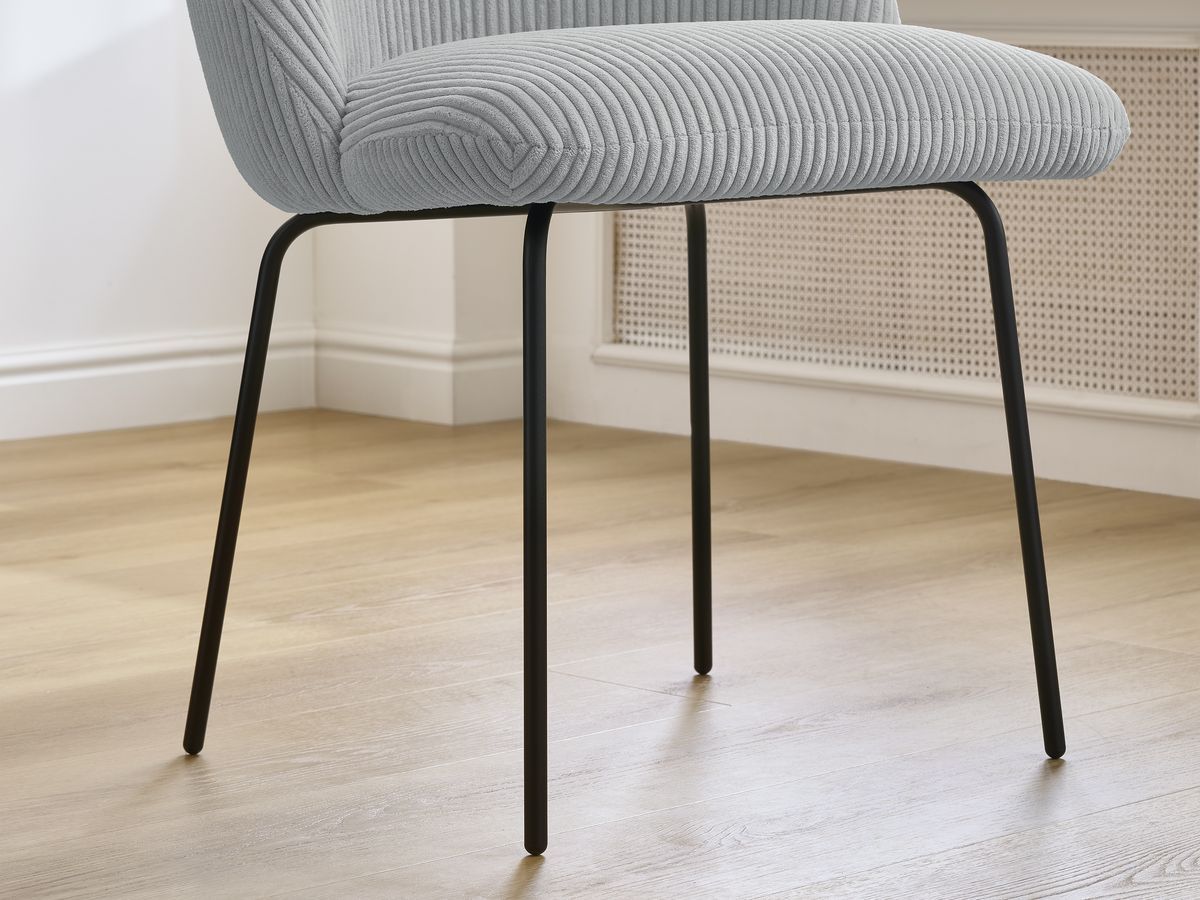 Set LALIE-stoelen in corduroystof en zwarte metalen poten
