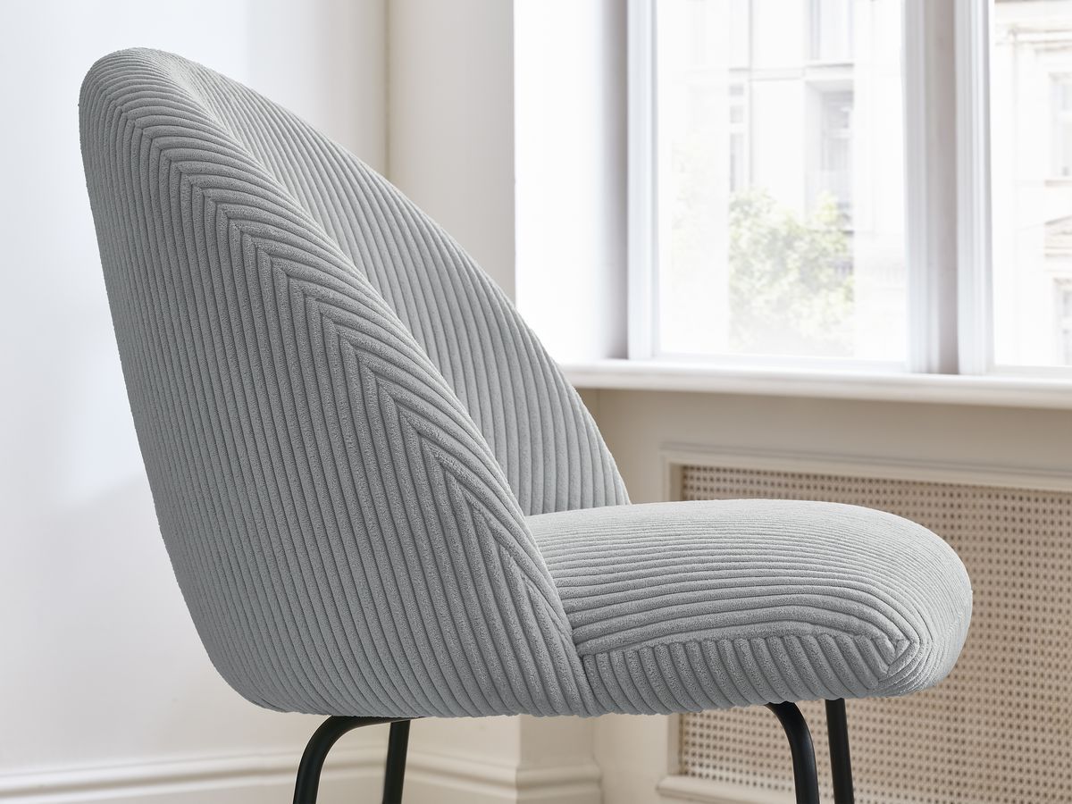 Set LALIE-stoelen in corduroystof en zwarte metalen poten