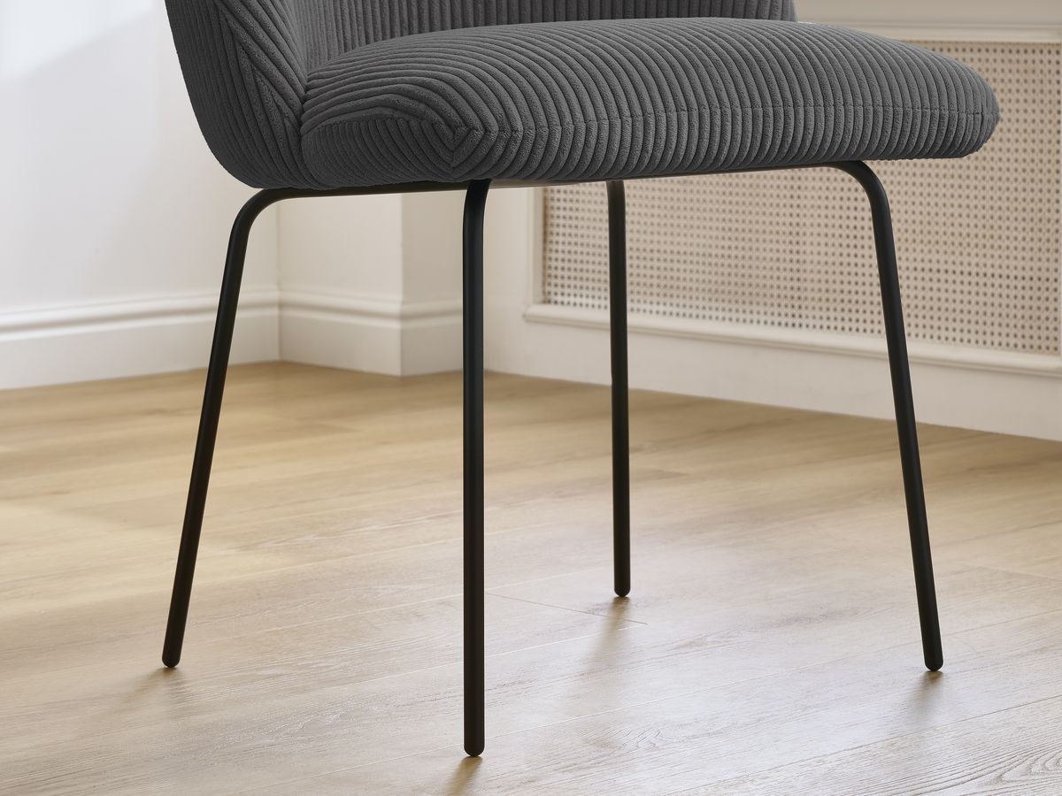 Set LALIE-stoelen in corduroystof en zwarte metalen poten