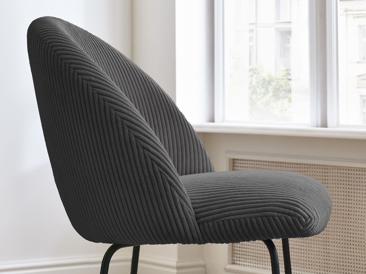 Set LALIE-stoelen in corduroystof en zwarte metalen poten