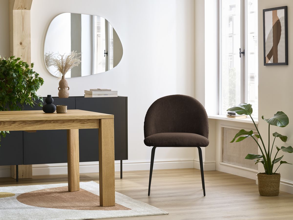 Set LALIE-stoelen in corduroystof en zwarte metalen poten