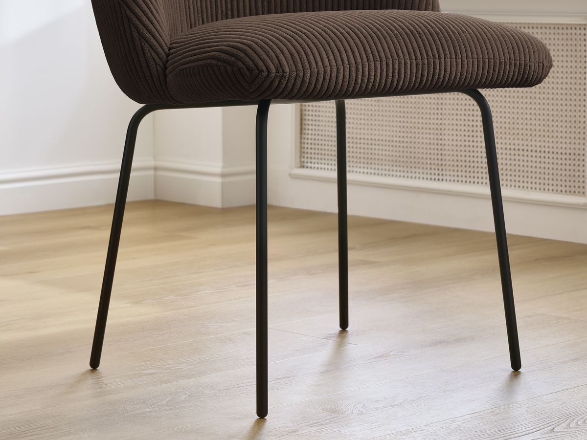 Set LALIE-stoelen in corduroystof en zwarte metalen poten