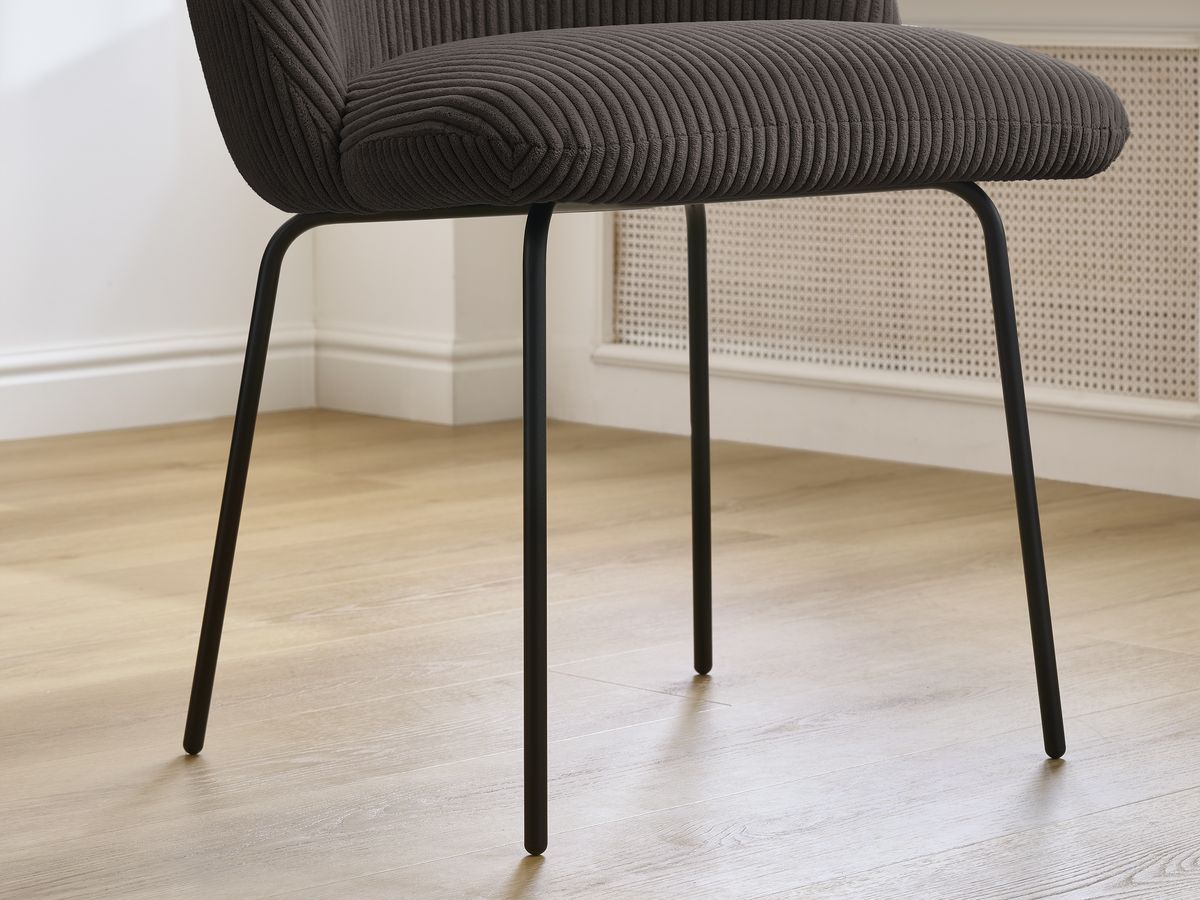 Set LALIE-stoelen in corduroystof en zwarte metalen poten