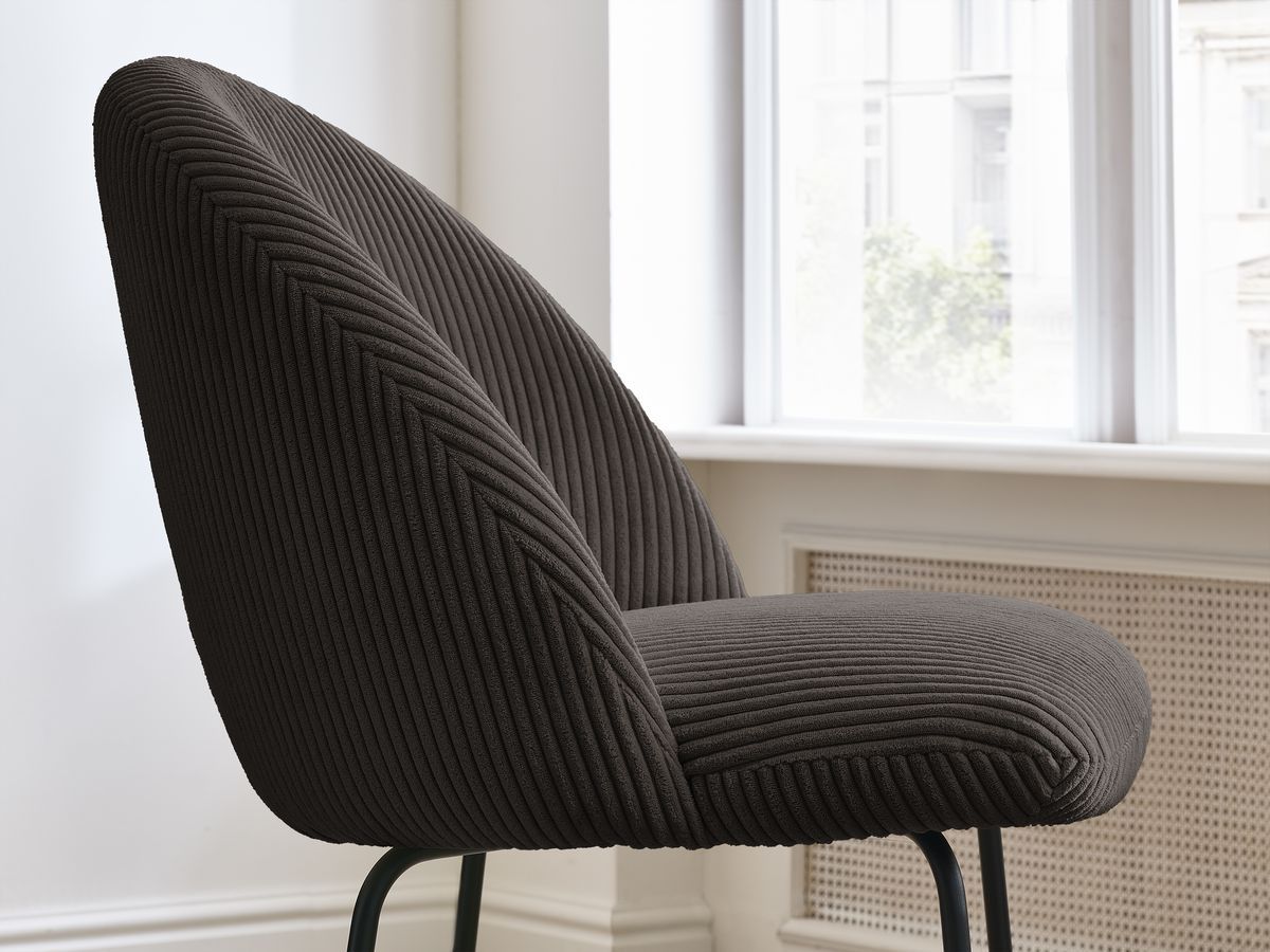 Set LALIE-stoelen in corduroystof en zwarte metalen poten