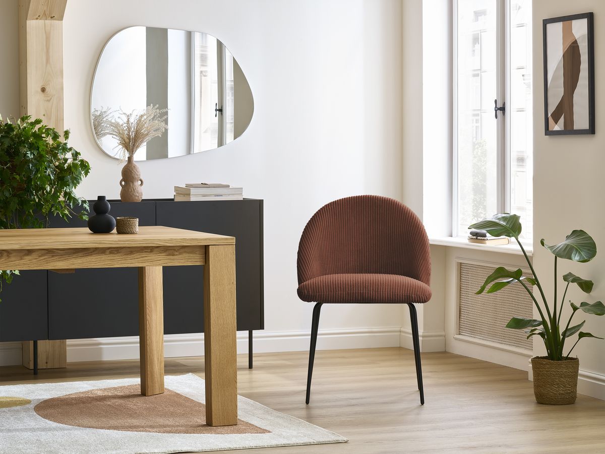 Set LALIE-stoelen in corduroystof en zwarte metalen poten