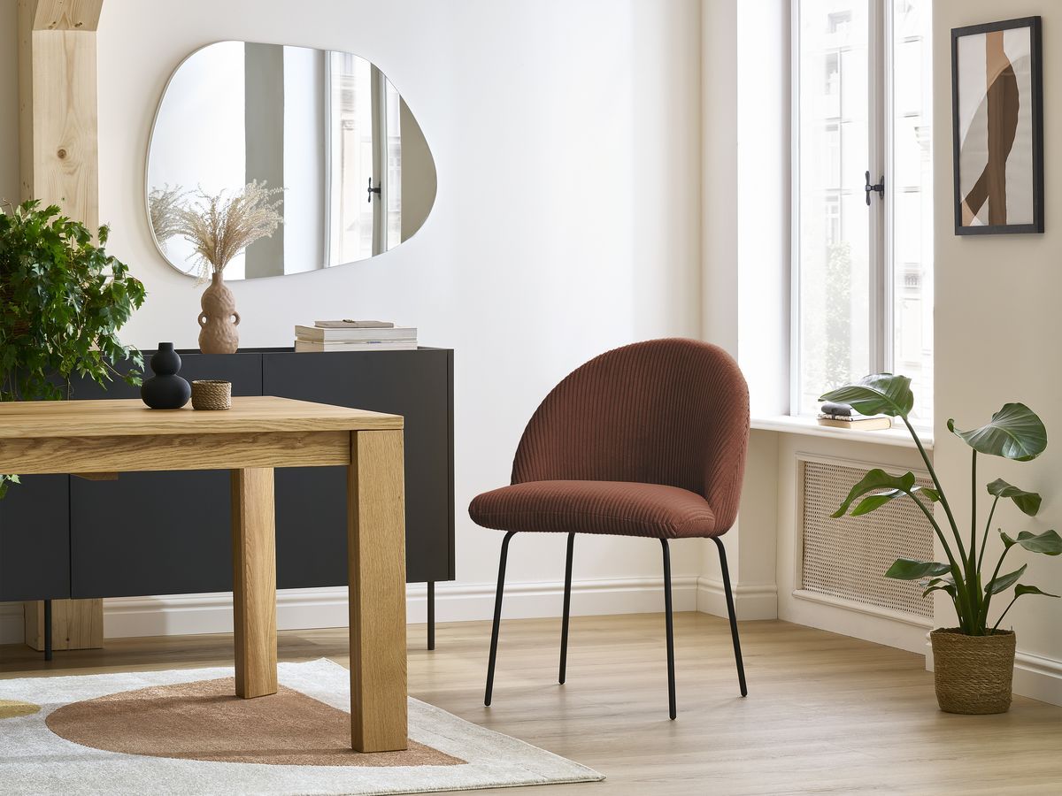 Set LALIE-stoelen in corduroystof en zwarte metalen poten