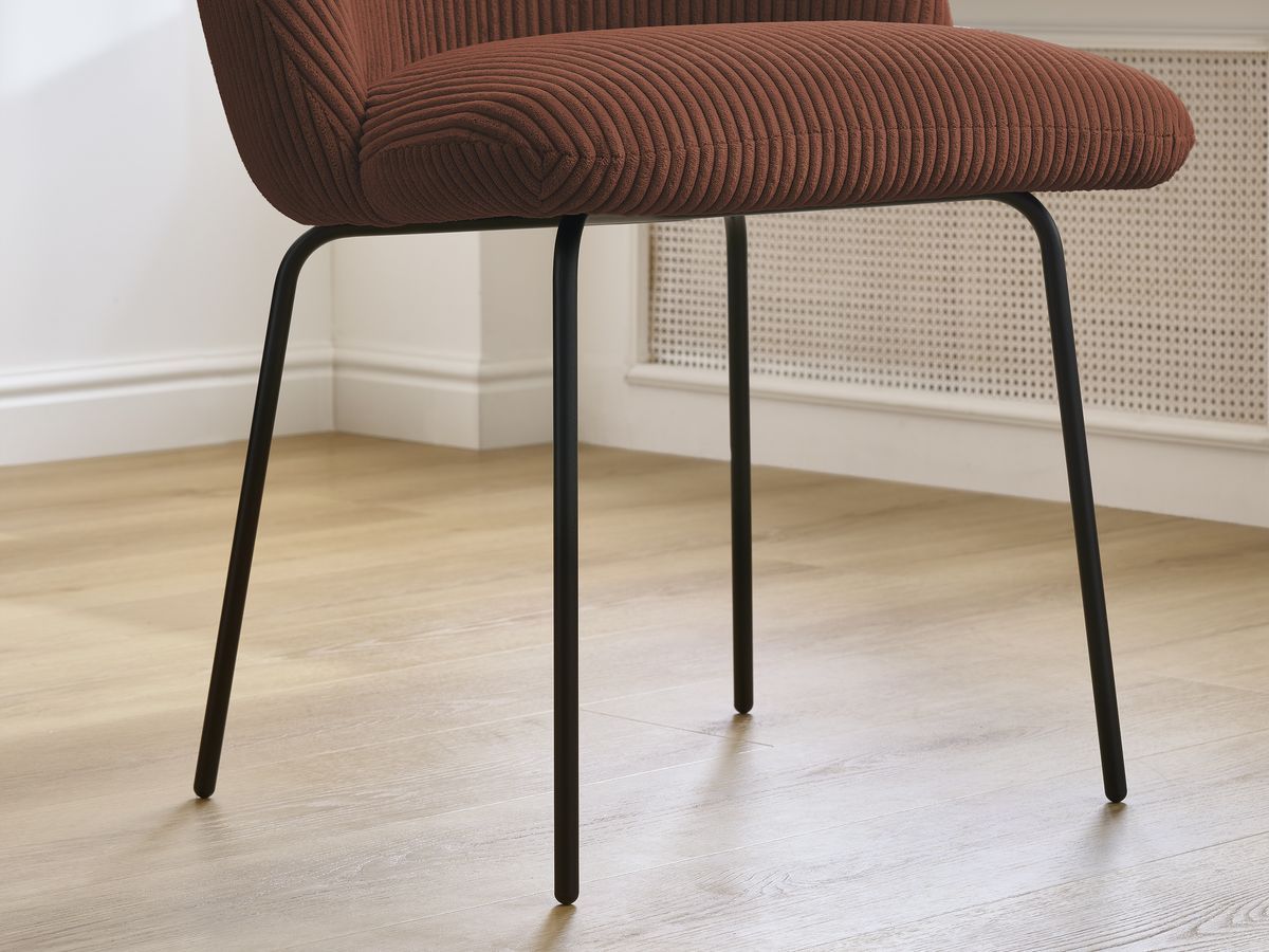 Set LALIE-stoelen in corduroystof en zwarte metalen poten