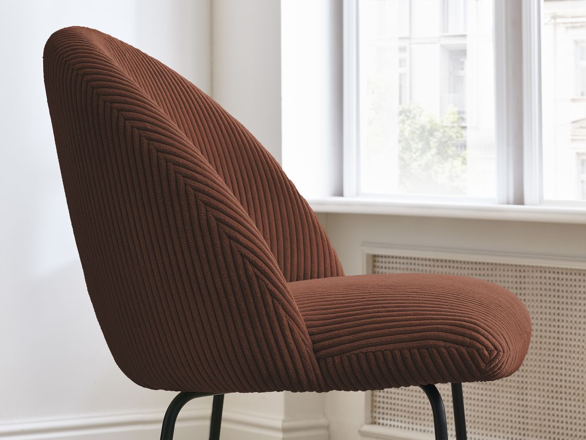 Set LALIE-stoelen in corduroystof en zwarte metalen poten