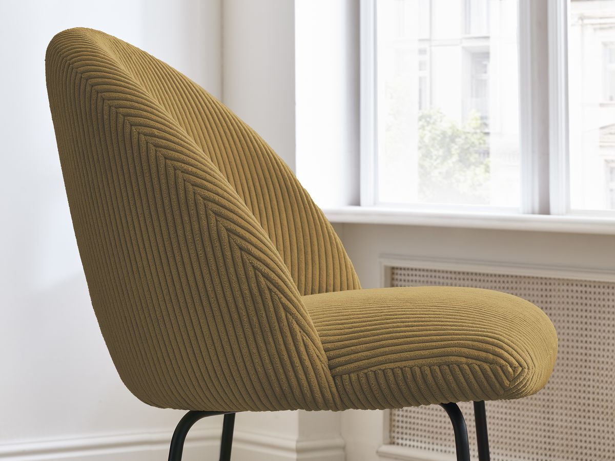 Set LALIE-stoelen in corduroystof en zwarte metalen poten