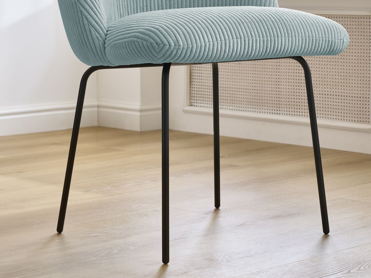 Set LALIE-stoelen in corduroystof en zwarte metalen poten