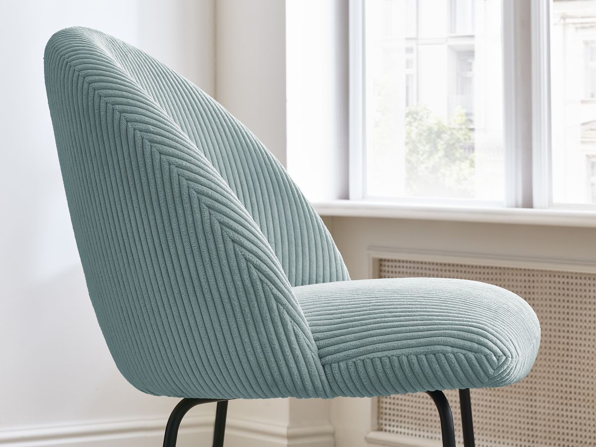 Set LALIE-stoelen in corduroystof en zwarte metalen poten