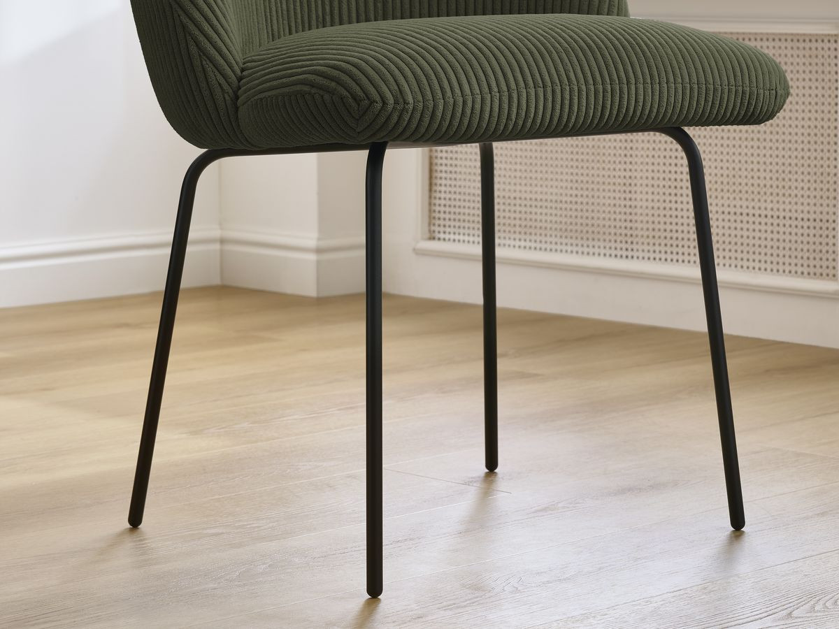 Set LALIE-stoelen in corduroystof en zwarte metalen poten