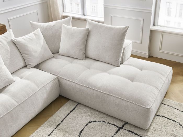 Gros plan sur la méridienne du canapé Whesley, coussins beige et tissu texture visible