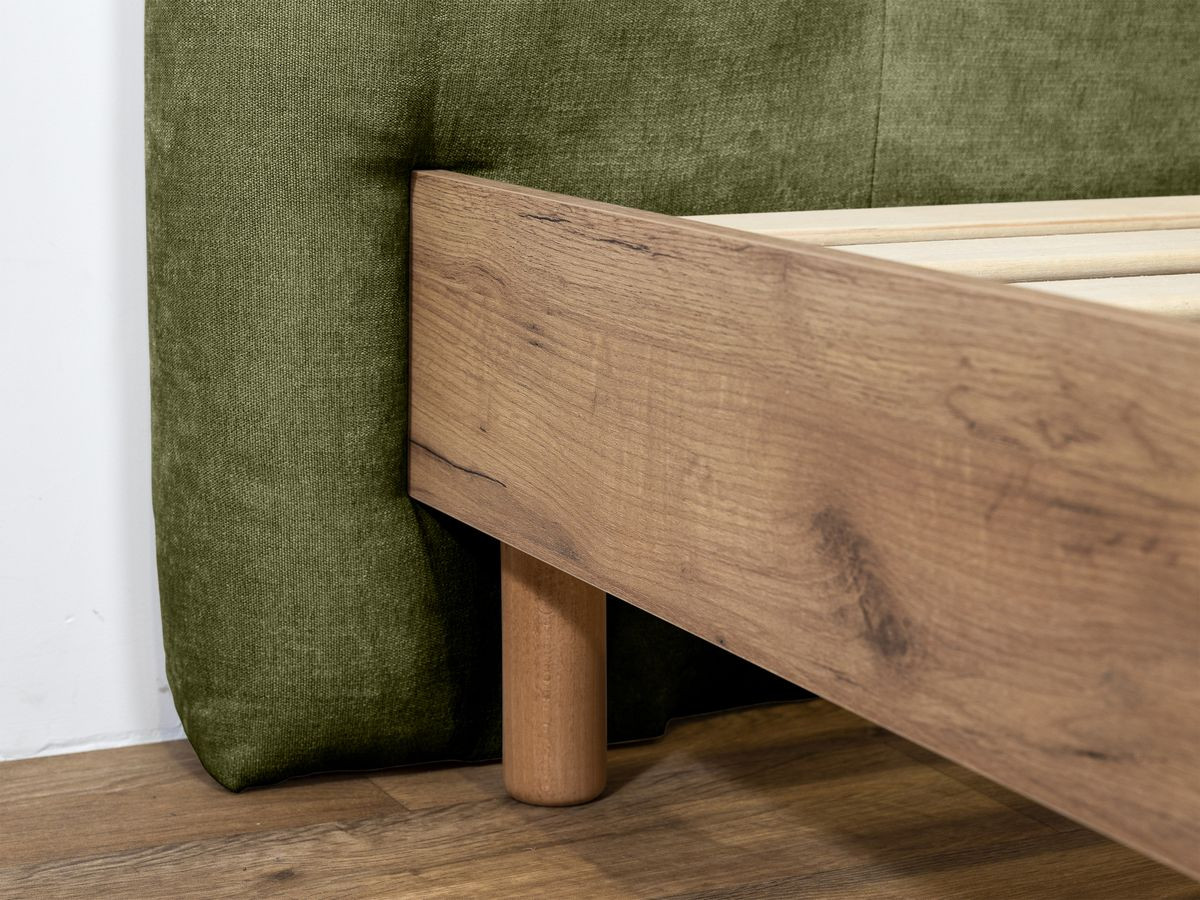 Lit KUMO tissu lisse lattes massives pieds en bois naturel