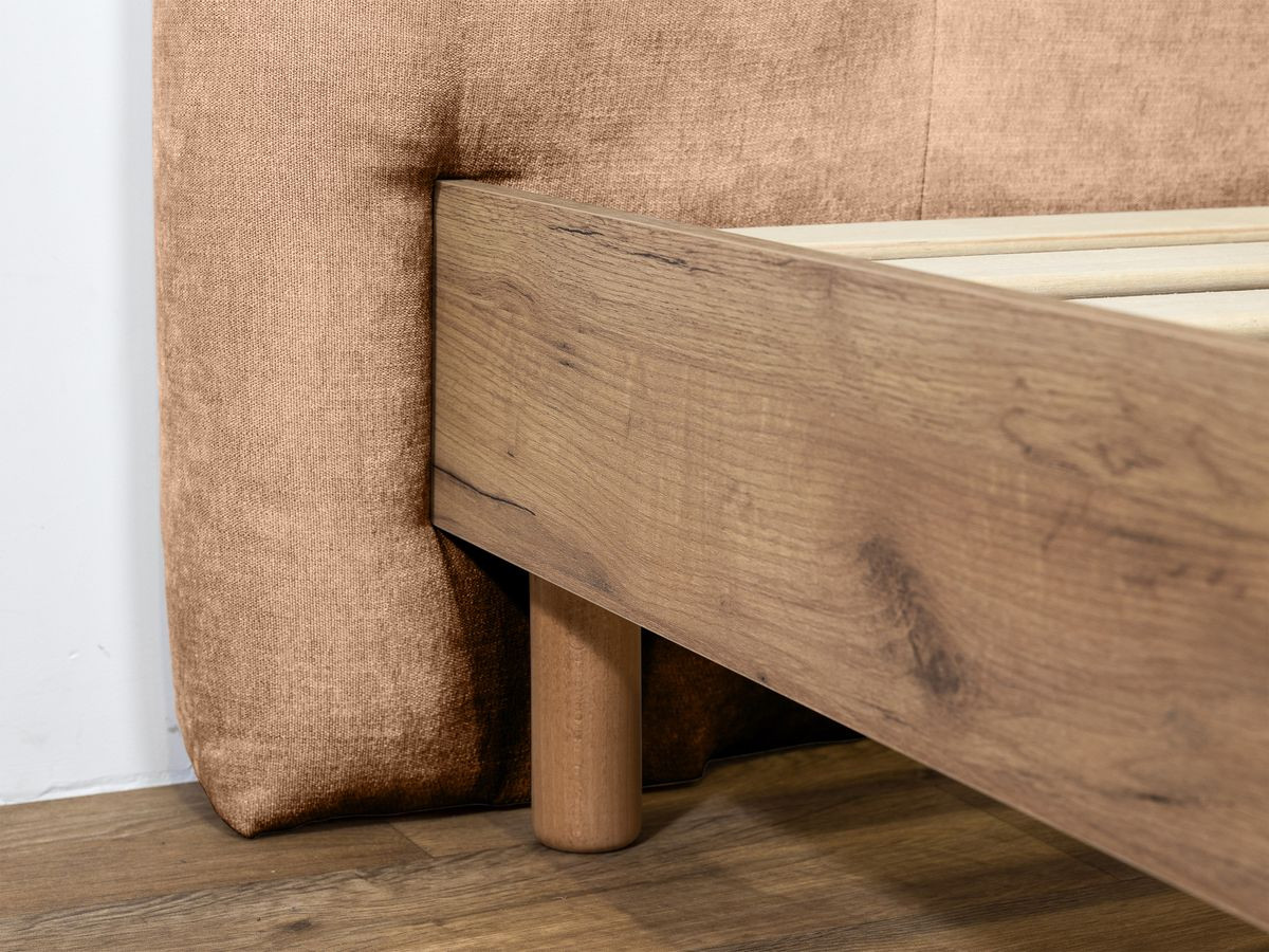 Lit KUMO tissu lisse lattes massives pieds en bois naturel