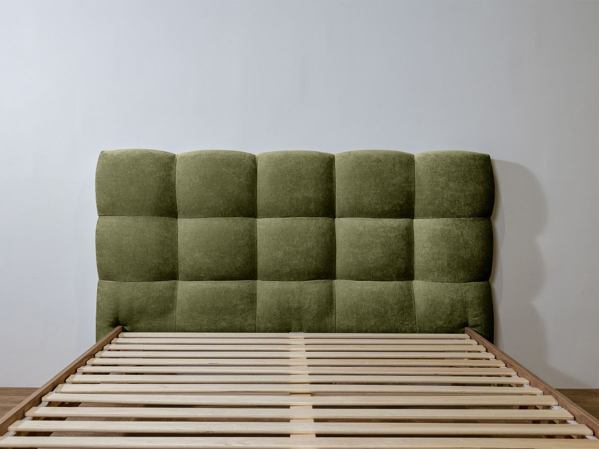 Lit KUMO tissu lisse lattes massives pieds en bois naturel