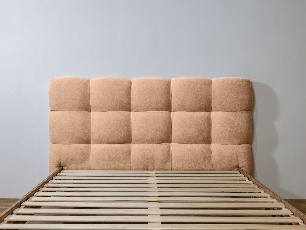 Lit KUMO tissu lisse lattes massives pieds en bois naturel