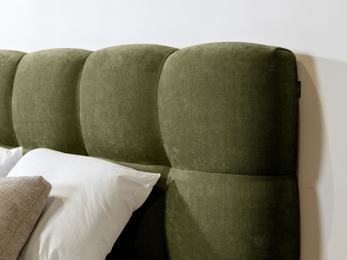 Lit KUMO tissu lisse lattes massives pieds en bois naturel