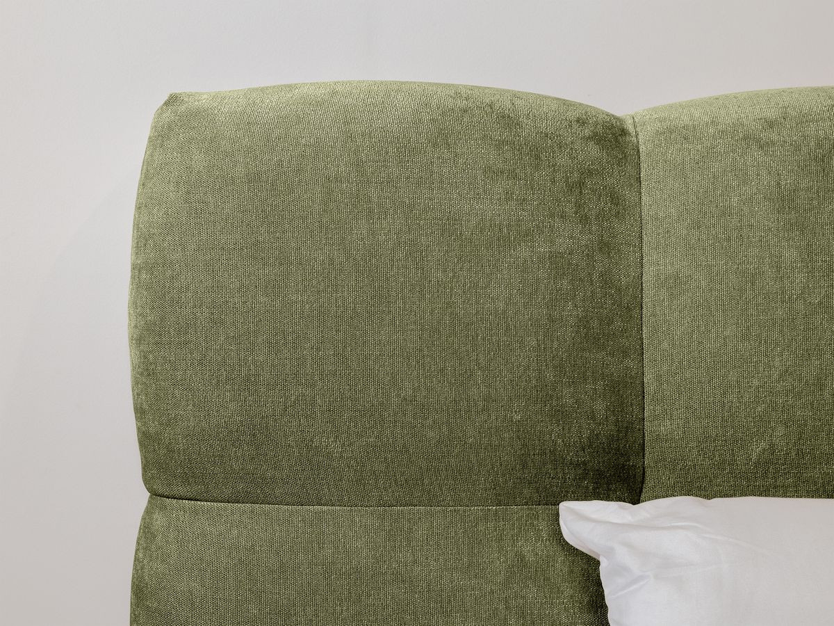 Lit KUMO tissu lisse lattes massives pieds en bois naturel