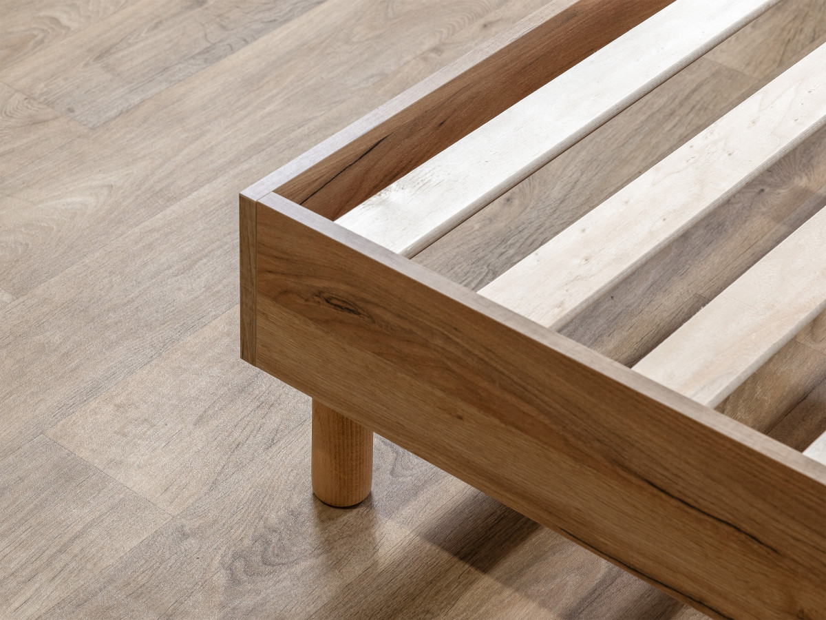 Lit KUMO tissu lisse lattes massives pieds en bois naturel