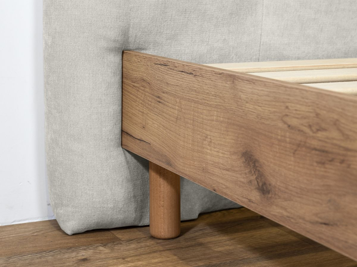 Lit KUMO tissu lisse lattes massives pieds en bois naturel