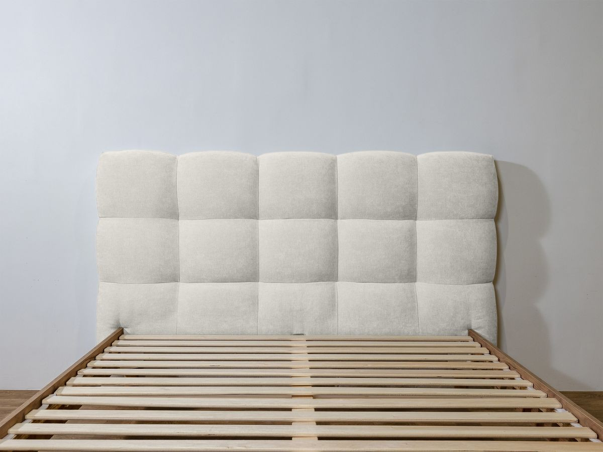 Lit KUMO tissu lisse lattes massives pieds en bois naturel