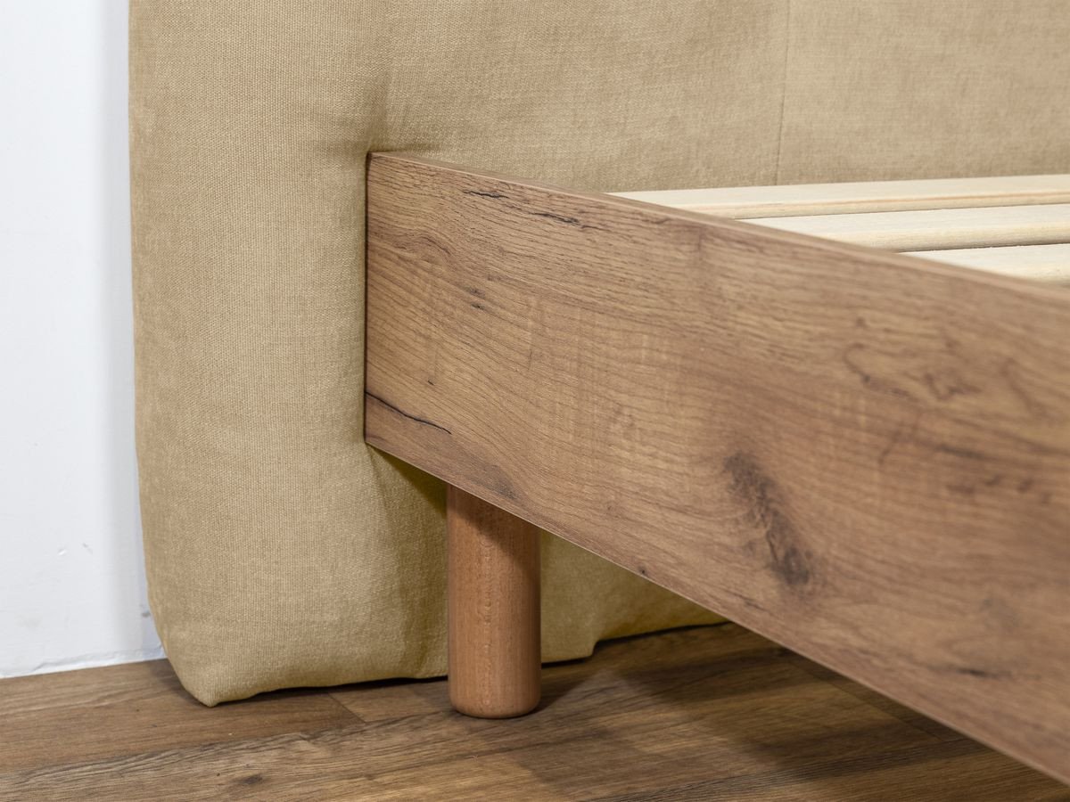 Lit KUMO tissu lisse lattes massives pieds en bois naturel